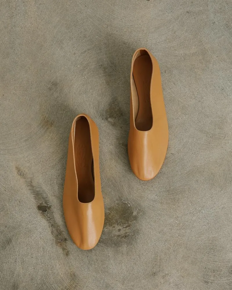 Glove in Camel